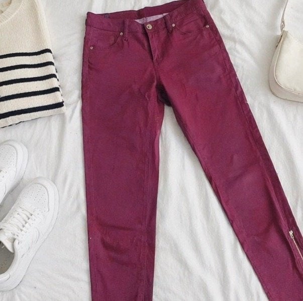 H&M Bordeaux rode coated wax broek maat 27 ZGAN, Kleding | Dames, Broeken en Pantalons, H&M, Ophalen of Verzenden, Zo goed als nieuw