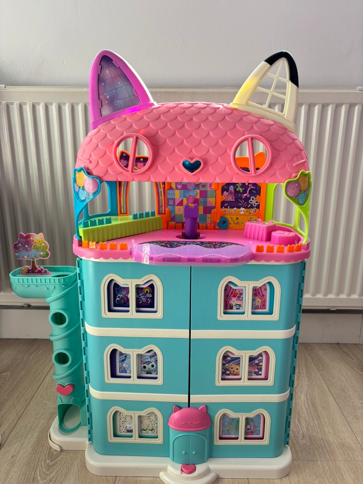 Gabby’s purrfect poppenhuis met slaapkamers en balkons.