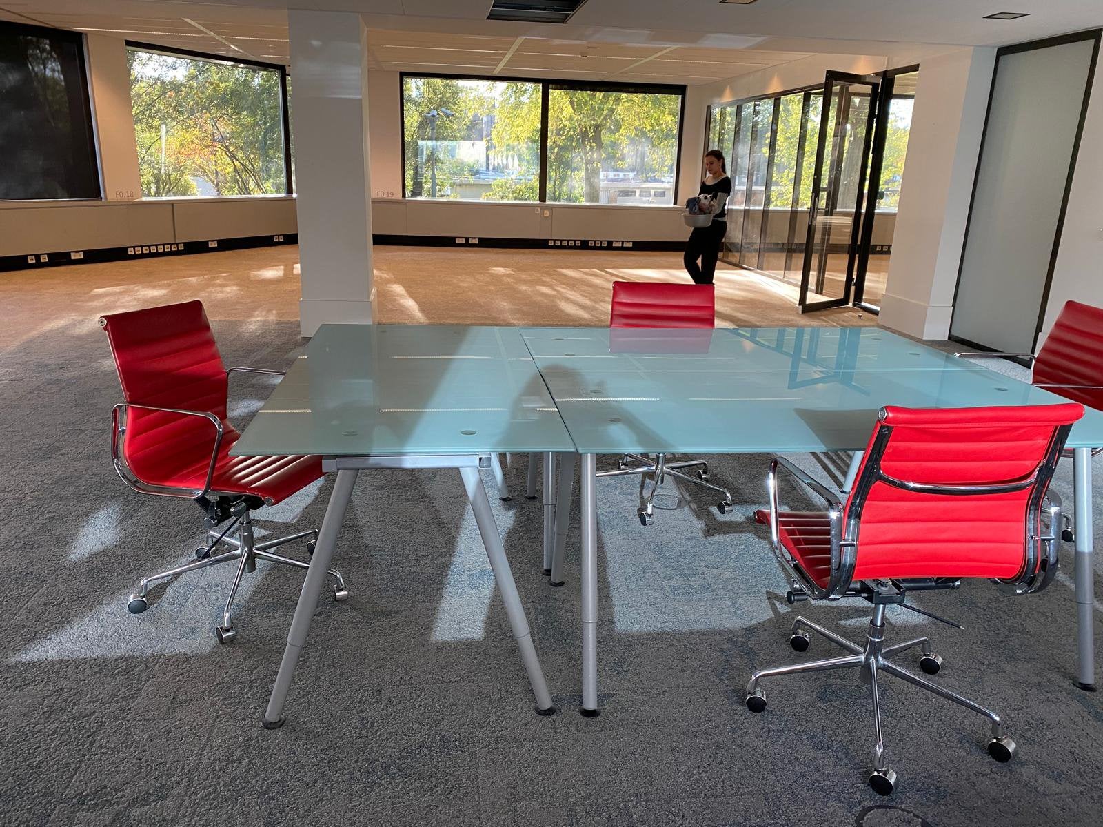 Design, 3 tafels glazen tafelblad.  4 stoelen rood skai leer, Vergader- of Presentatieruimte, Ophalen, Gebruikt, Tafel