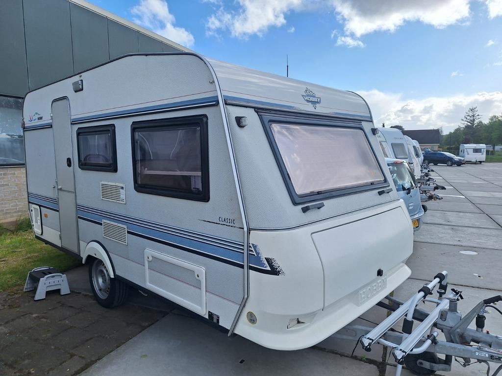 Mooie Hobby Classic caravan inclusief voortent, Caravans en Kamperen, Caravans, Particulier, tot en met 3, 750 - 1000 kg, Treinzit