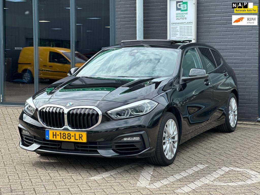 BMW 1-serie 118i Executive Edition/PANO-DAK/NAVI/CARPLAY/LED, Auto's, BMW, Stof, Gebruikt, Automatische klimaatregeling, Zwart