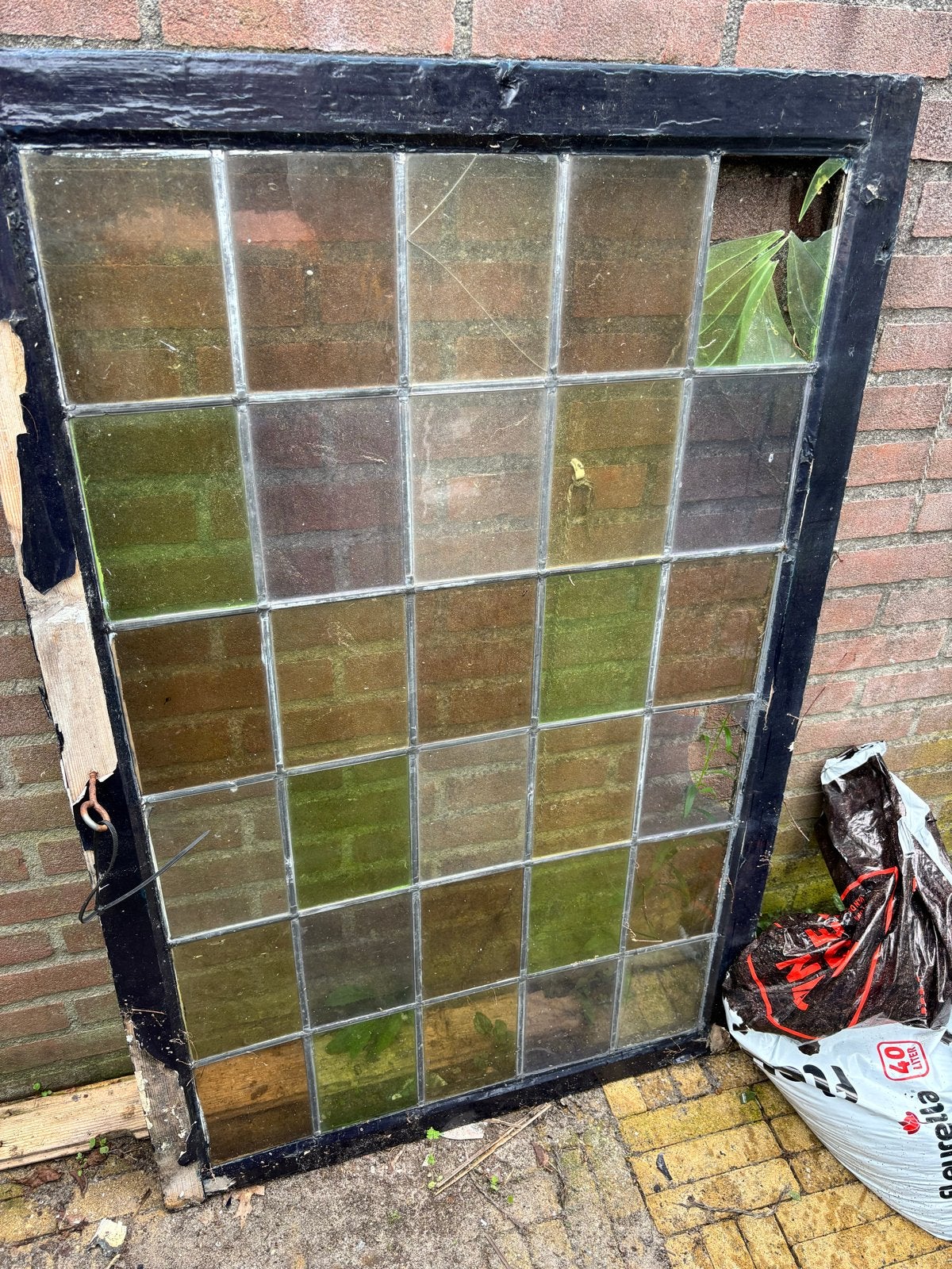 Oud raam met glas in lood  (3 beschadigd) mooie kleuren, Gebruikt, Glas in lood, 80 tot 120 cm, Ophalen of Verzenden