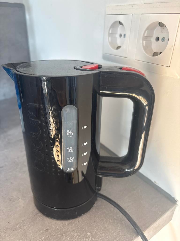 Compacte zwarte waterkoker - Bodum, Minder dan 1 liter, Ophalen of Verzenden, Gebruikt, Draadloos