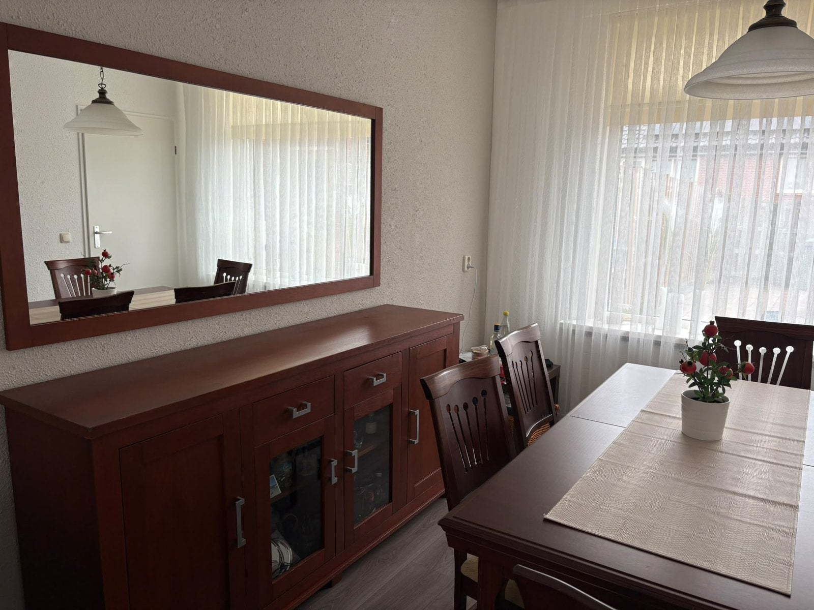 Foto 2 van Tv meubel, eettafel met stoelen, dressoir met spiegel