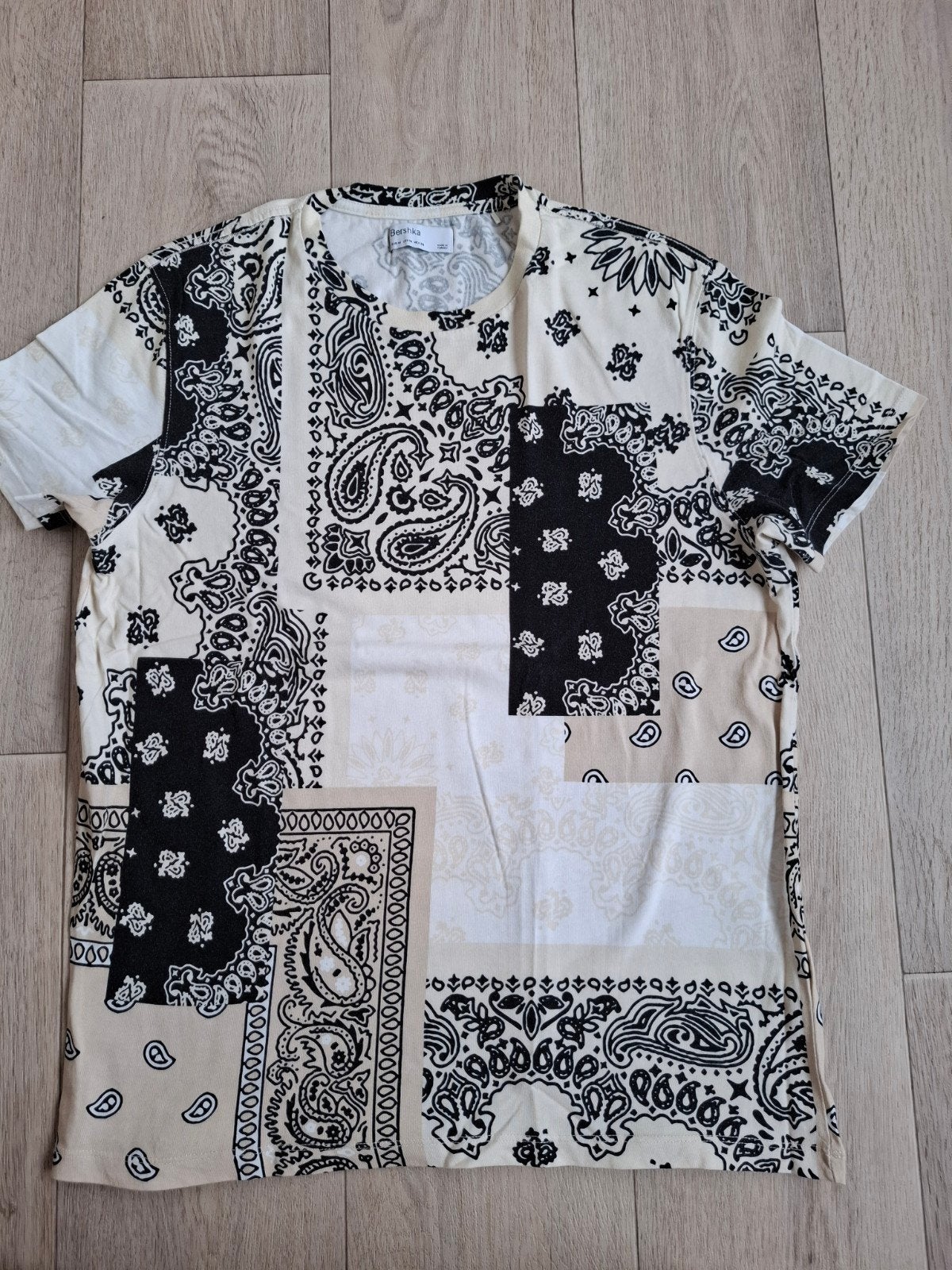 Bershka Heren T-shirt met Paisley Print - Maat M, Kleding | Heren, T-shirts, Ophalen of Verzenden, Zo goed als nieuw, Bershka