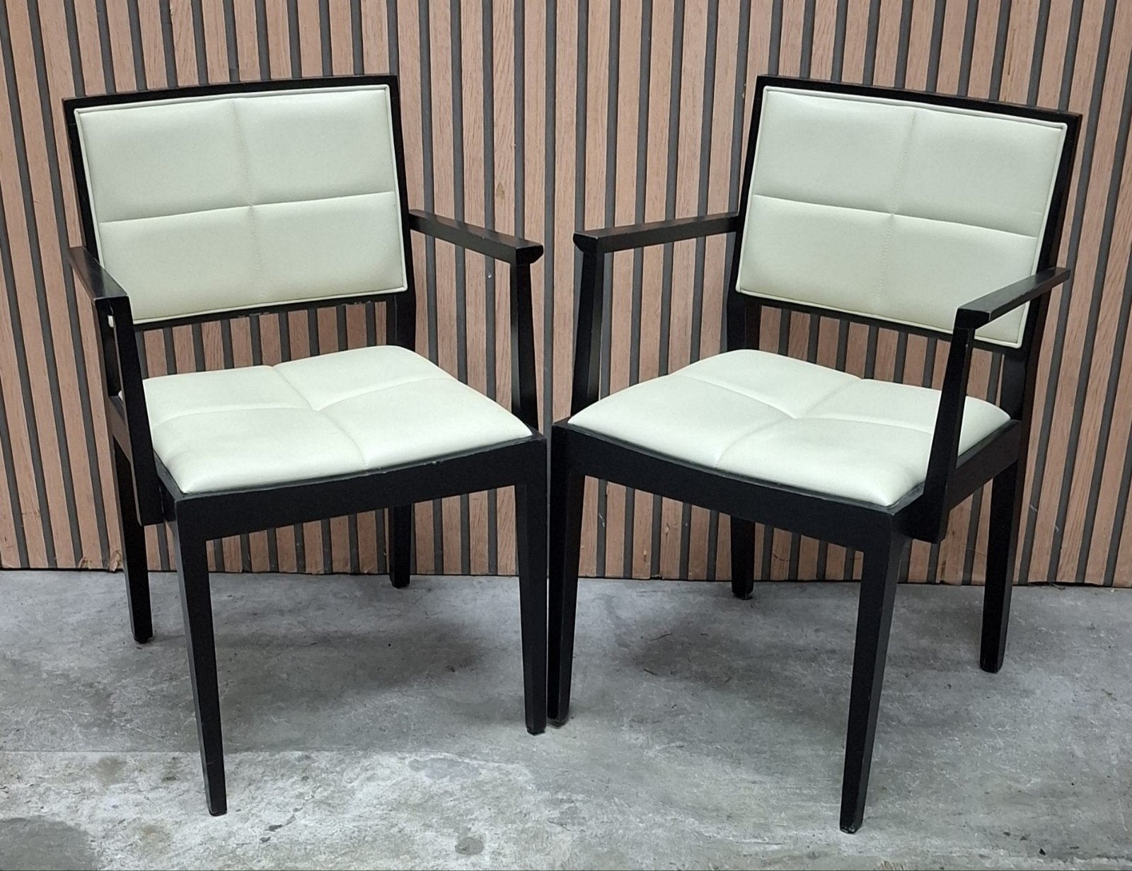 118 x Horeca stoelen leer hout cafe bistro cafestoelen kroeg, Huis en Inrichting, Stoelen, Zwart, Ophalen of Verzenden, Zo goed als nieuw