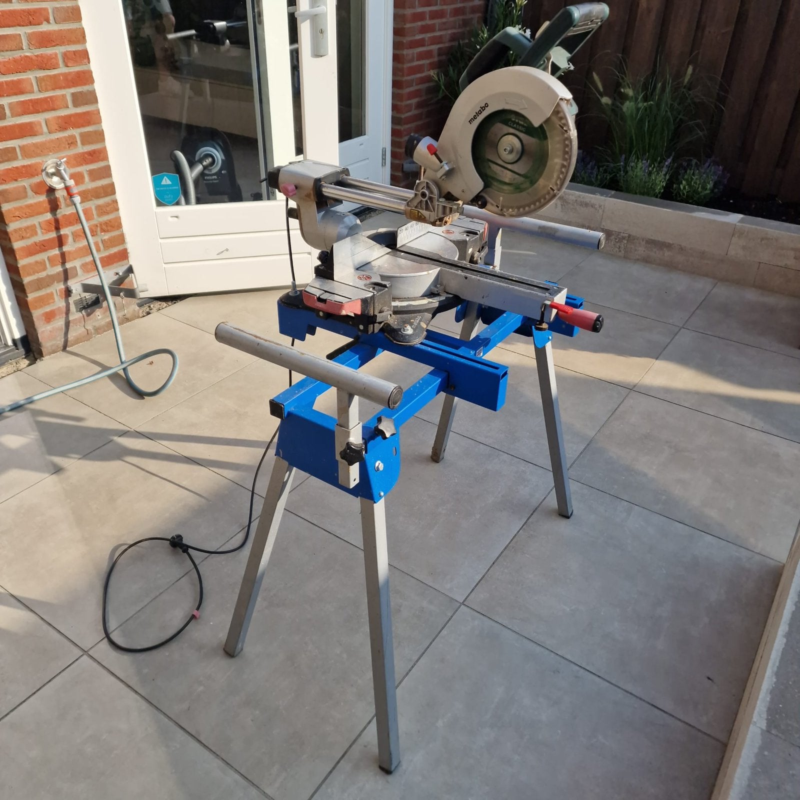 Metabo KGS 216 M afkort- en verstekzaag met onderstel, Ophalen, Zo goed als nieuw, Afkortzaag, 30 tot 70 mm