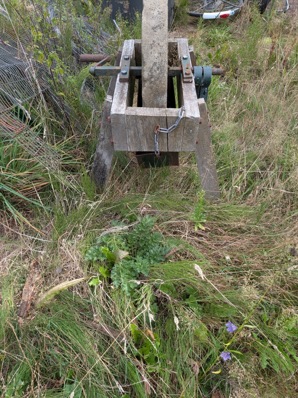 Oude slijpsteen op houten onderstel, Doe-het-zelf en Verbouw, Gereedschap | Slijpmachines, Ophalen, Gebruikt, Werkbankslijpmachine