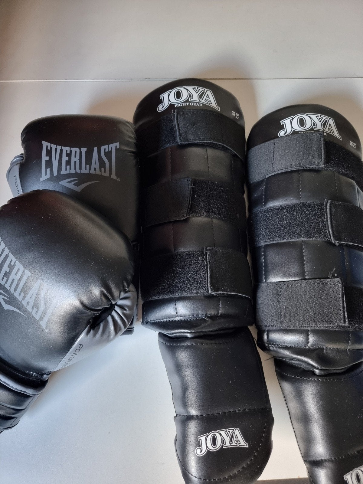 Bokshandschoenen Everlast en scheenbeschermers Joya, Ophalen, Bokshandschoenen