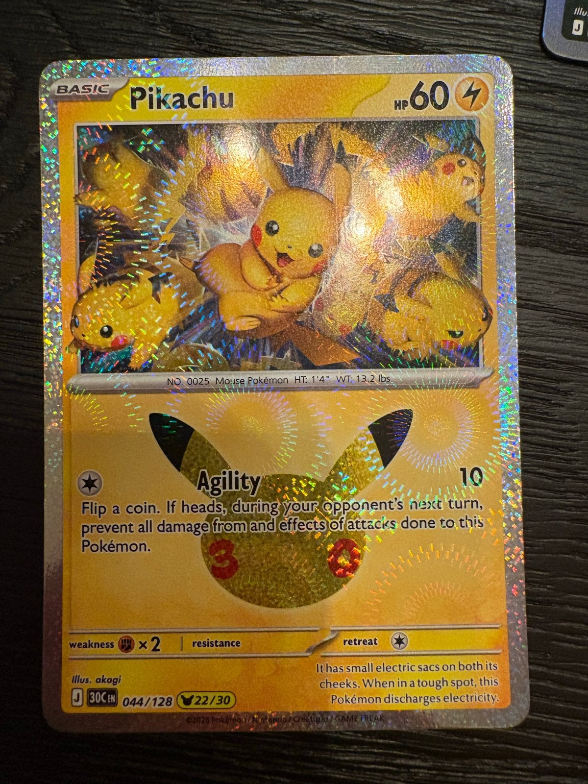 Pikachu 044/128 25th Anniversary Holo Foil Gesleeved, Hobby en Vrije tijd, Ophalen of Verzenden, Zo goed als nieuw, Losse kaart