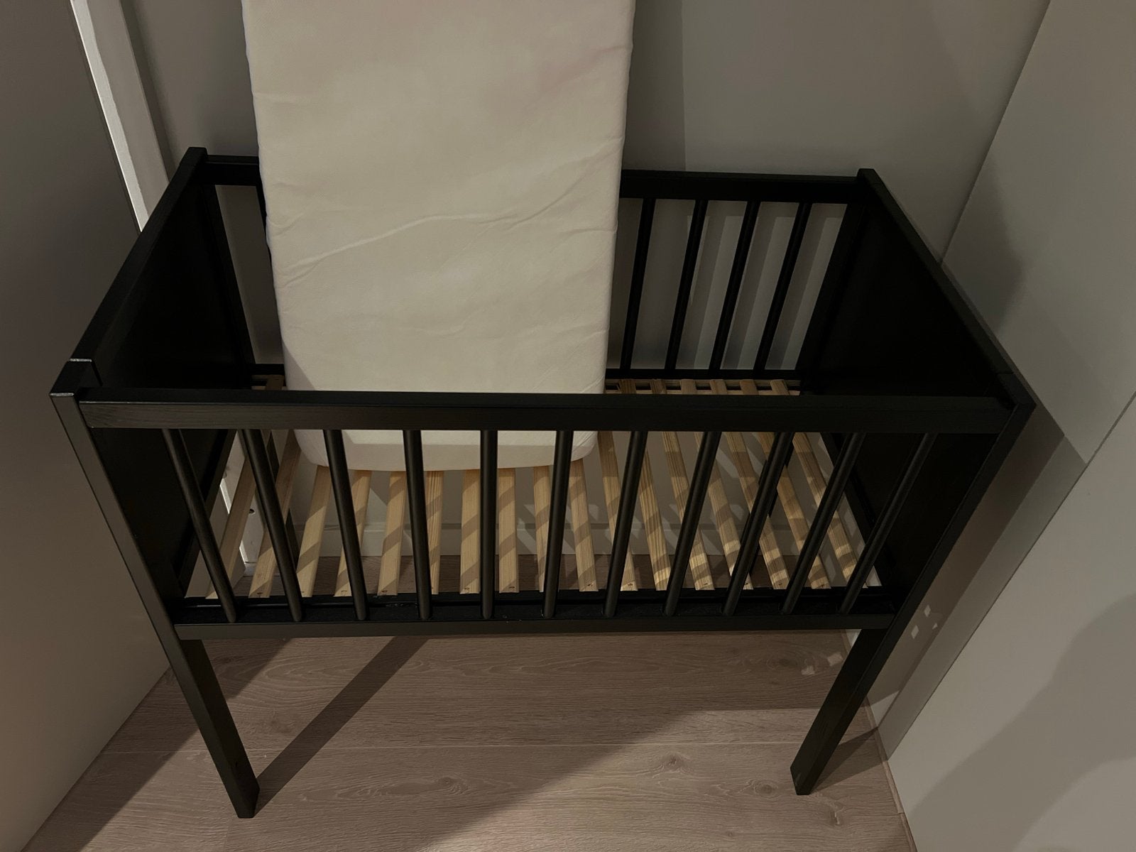 Zwart wiegje met matras, Kinderen en Baby's, Babywiegjes en Ledikanten, Ophalen, Gebruikt, Ledikant