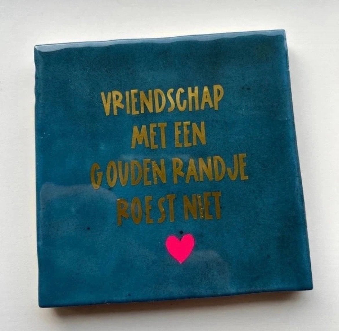 Tegeltje met tekst 'Vriendschap met een gouden randje', Meerkleurig, Nieuw, Ophalen of Verzenden, Modern