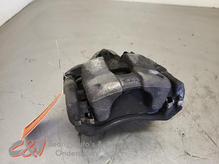 Remklauw (Tang) links-achter van een Volkswagen Transporter