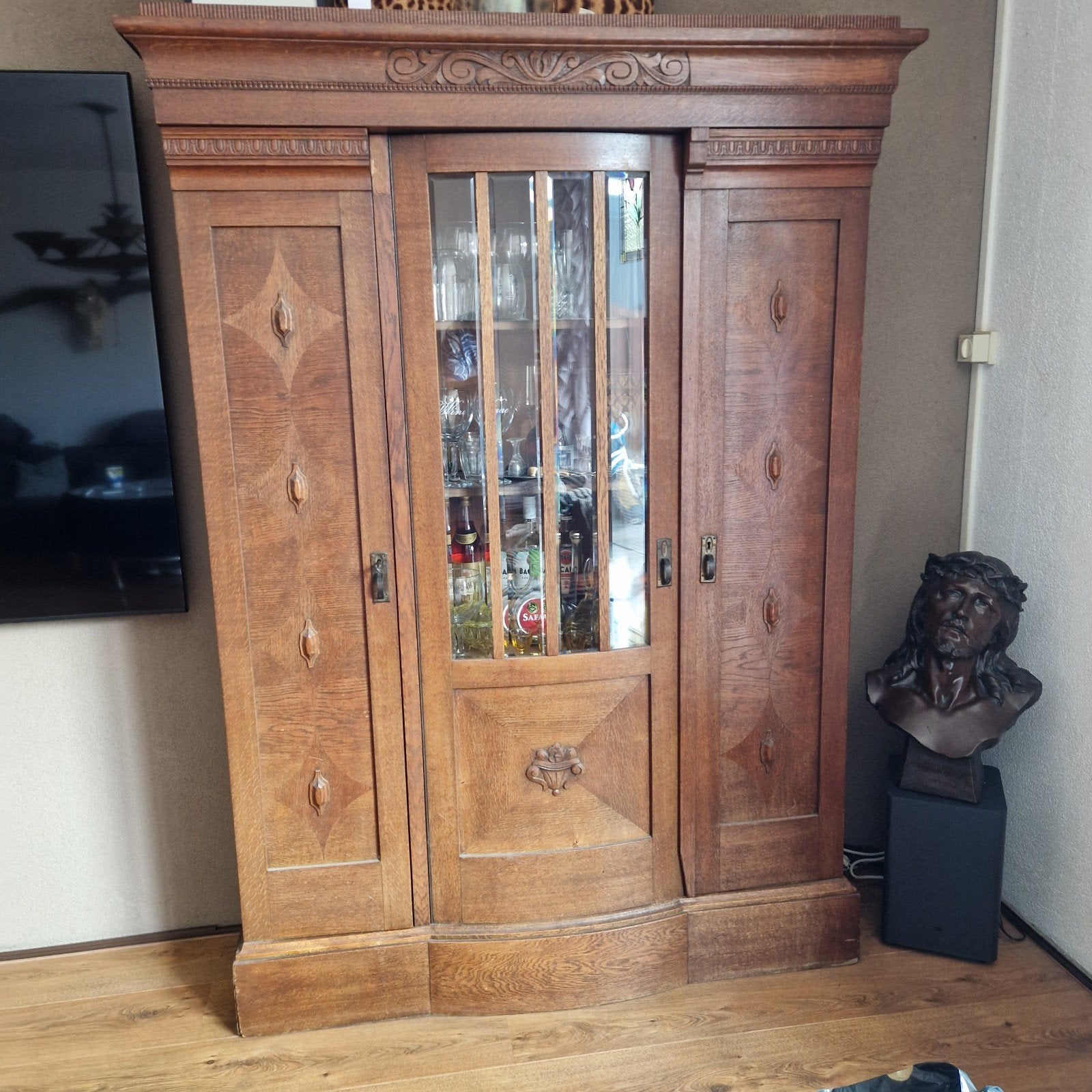 Leuke eikenhouten vitrinekast,2 deuren, met glazen voorzijde, Ophalen