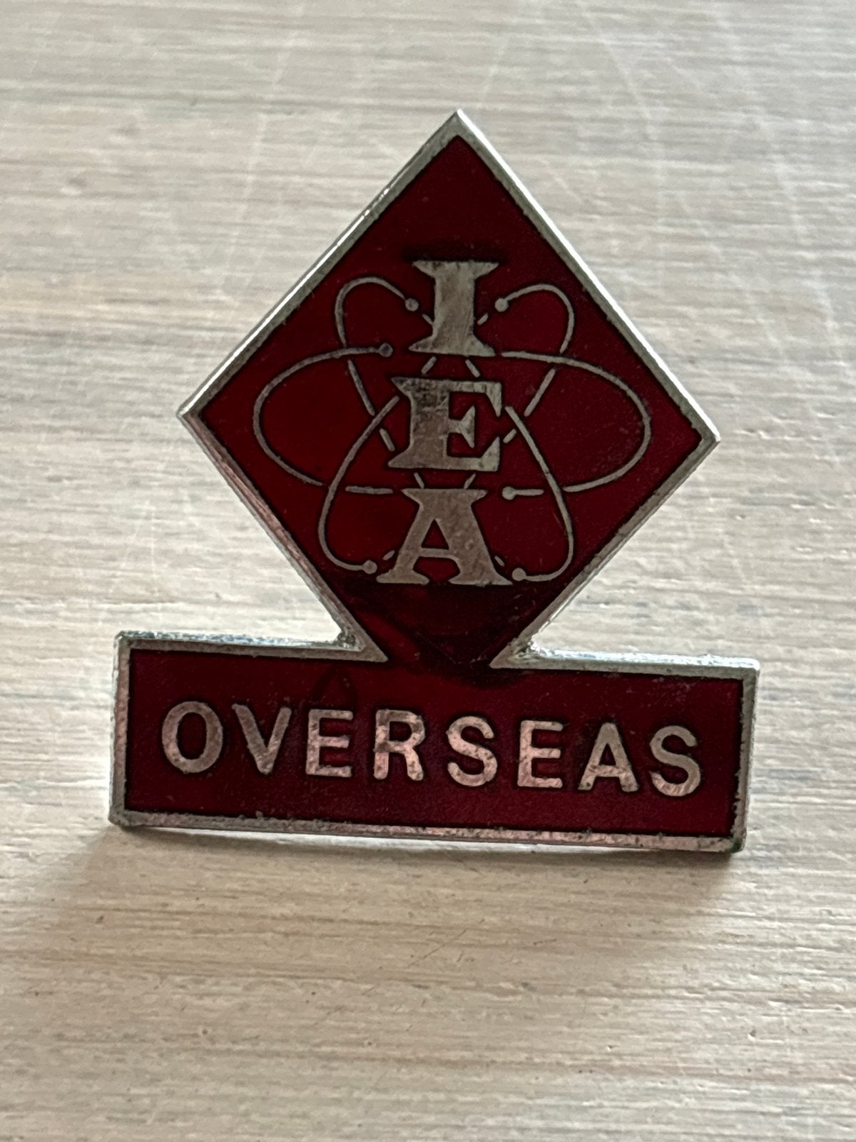 Vintage IEA Overseas Speldje/Pin, Ophalen of Verzenden, Gebruikt, Overige onderwerpen, Speldje of Pin