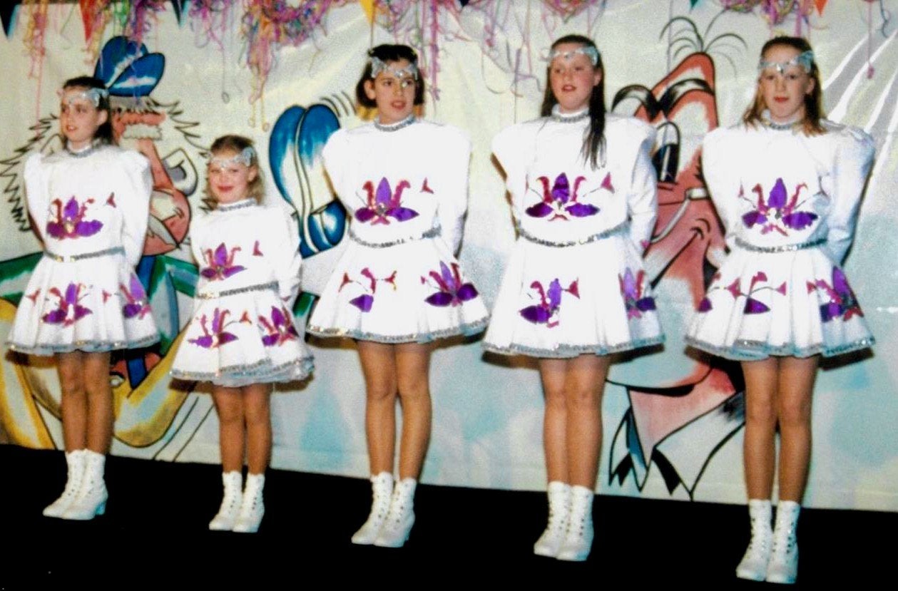 4 Dansgarde- dansmariekes pakken - Wit met Paarse Details, Kleding | Dames, Carnavalskleding en Feestkleding, Carnaval, Ophalen of Verzenden