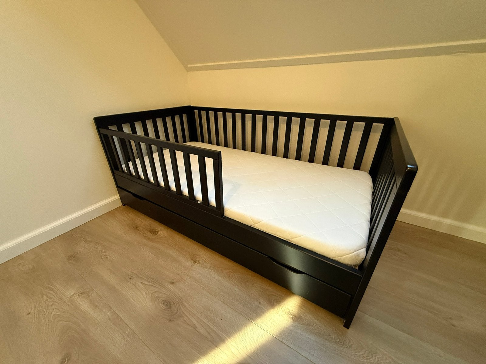 Peuterbed Plume Petite Amelie zwart, Kinderen en Baby's, Kinderkamer | Bedden, 70 tot 85 cm, 140 tot 160 cm, Zo goed als nieuw