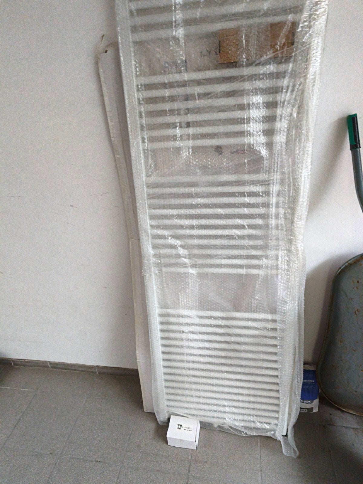 Nieuwe handdoekradiator met aansluitset, Ophalen, 500 tot 800 watt, Radiator, Nieuw