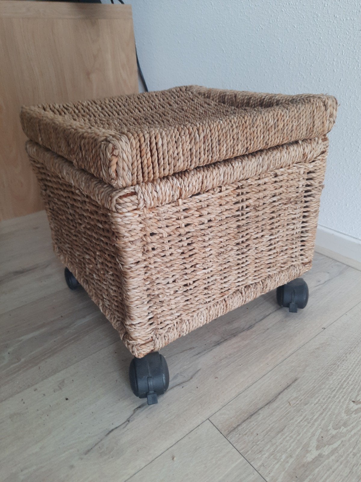 Zeegras gevlochten mand op wieljes. Waarvan 2 met rem., Huis en Inrichting, Tafels | Salontafels, Ophalen, Rond, 50 tot 100 cm