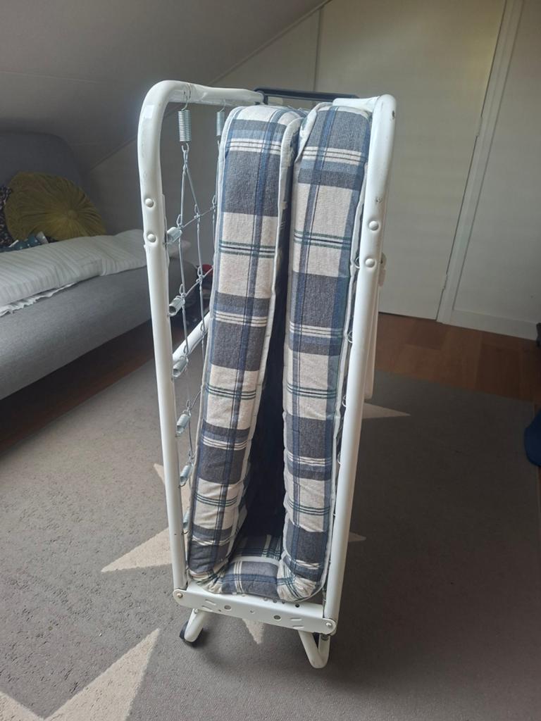 Opvouwbaar bed / Klapbed in goede staat, Eenpersoons, Wit, Zo goed als nieuw, 80 cm