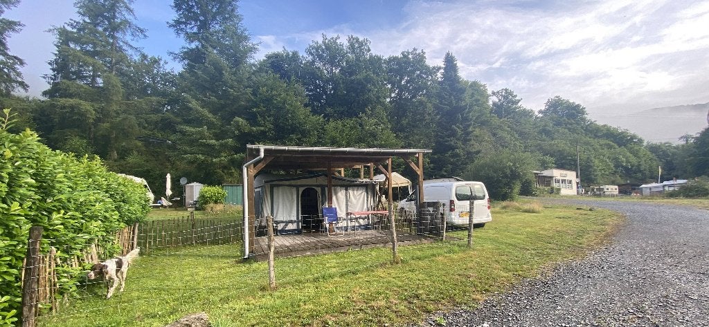 campingplek met caravan, voortent, vlonder, overkapping, Standaardzit, 2 aparte bedden, Hobby, Koelkast