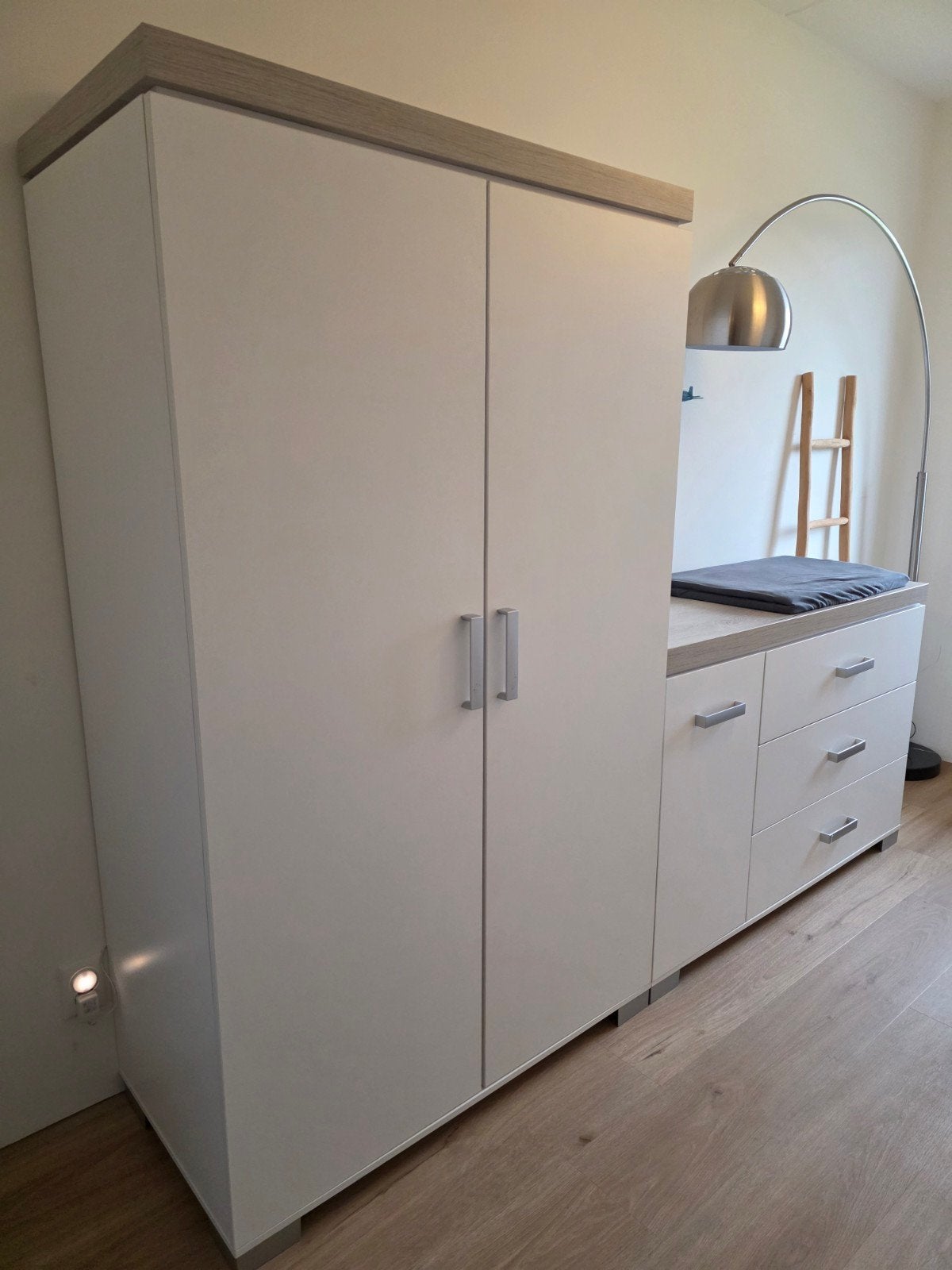 Kledingkast en commode set - Wit met houtlook, Ophalen, Gebruikt, Kast, 50 tot 70 cm