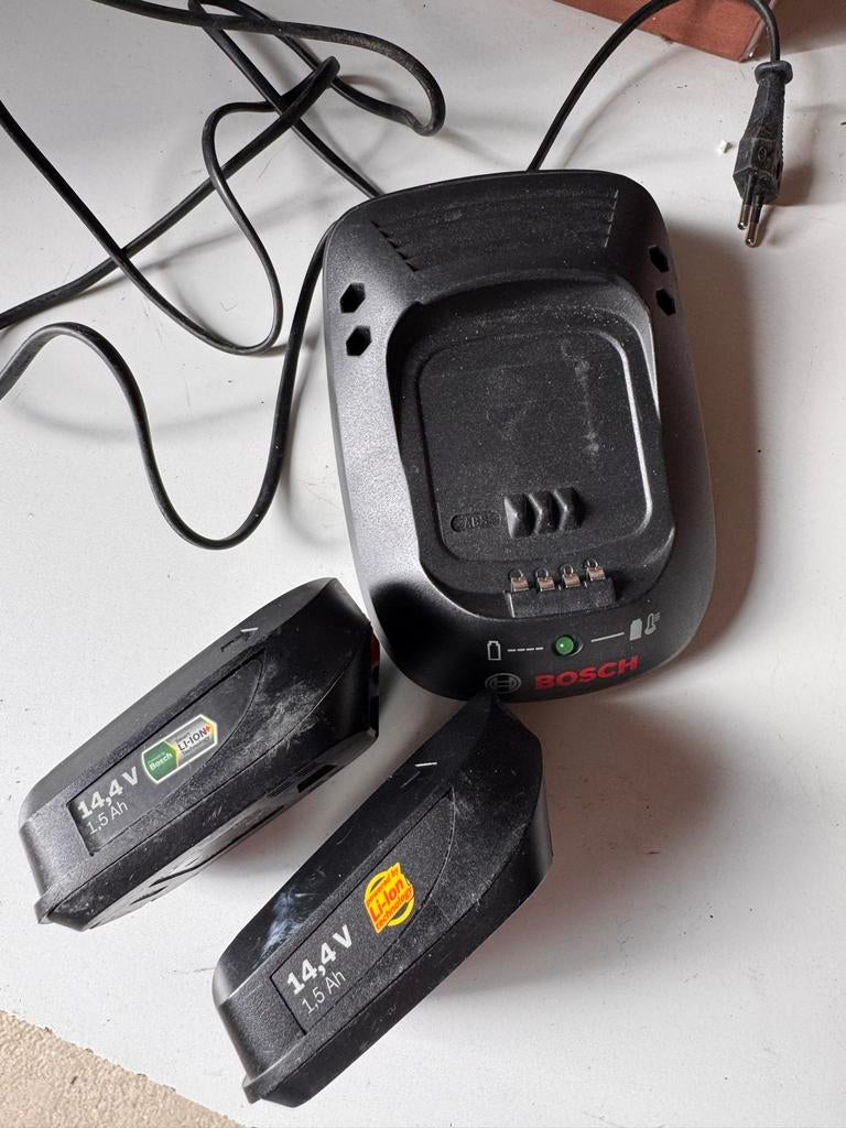 Bosch acculader met 2x 14.4V Li-ion accu's, Ophalen of Verzenden, Zo goed als nieuw, Overige typen