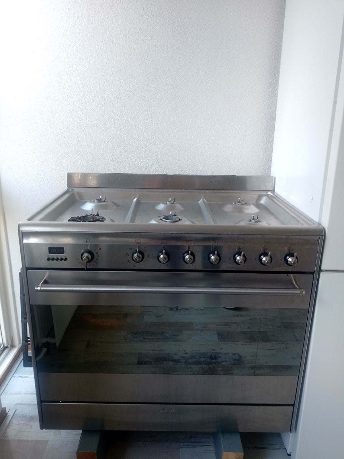 Smeg rvs gasfornuis met oven, Witgoed en Apparatuur, Fornuizen, 60 cm of meer, Gas, Vrijstaand, 85 tot 90 cm