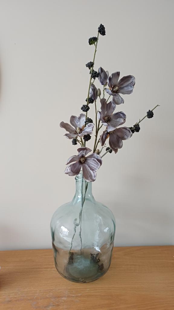 Grote glazen vaas met paarse kunstbloemen, Huis en Inrichting, Woonaccessoires | Vazen, Gebruikt, Overige kleuren, Minder dan 50 cm