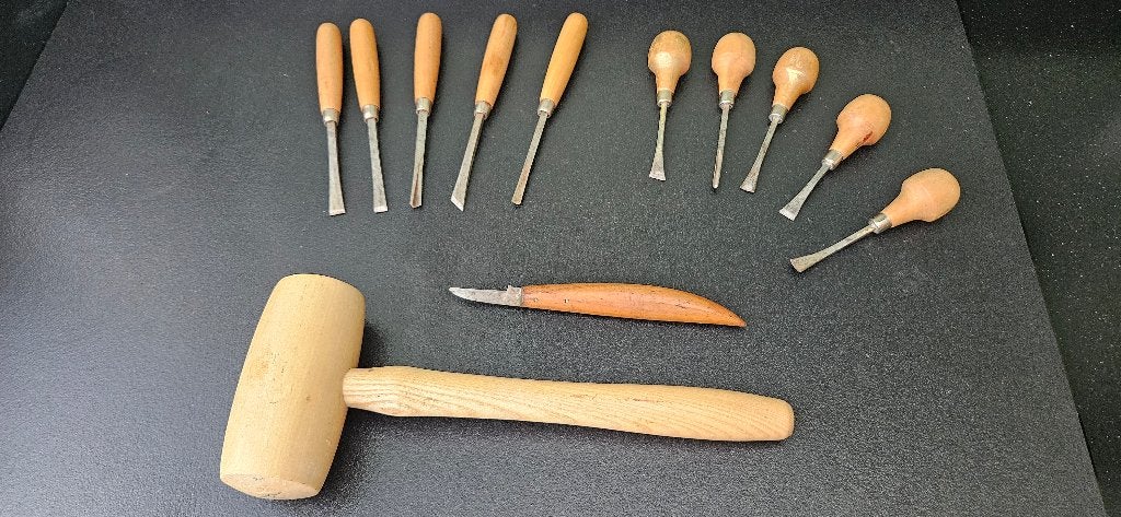 Mooie set houtsnijmesjes,hamer,  beitels en hanpal gutsen, Antiek en Kunst, Antiek | Gereedschap en Instrumenten, Ophalen of Verzenden