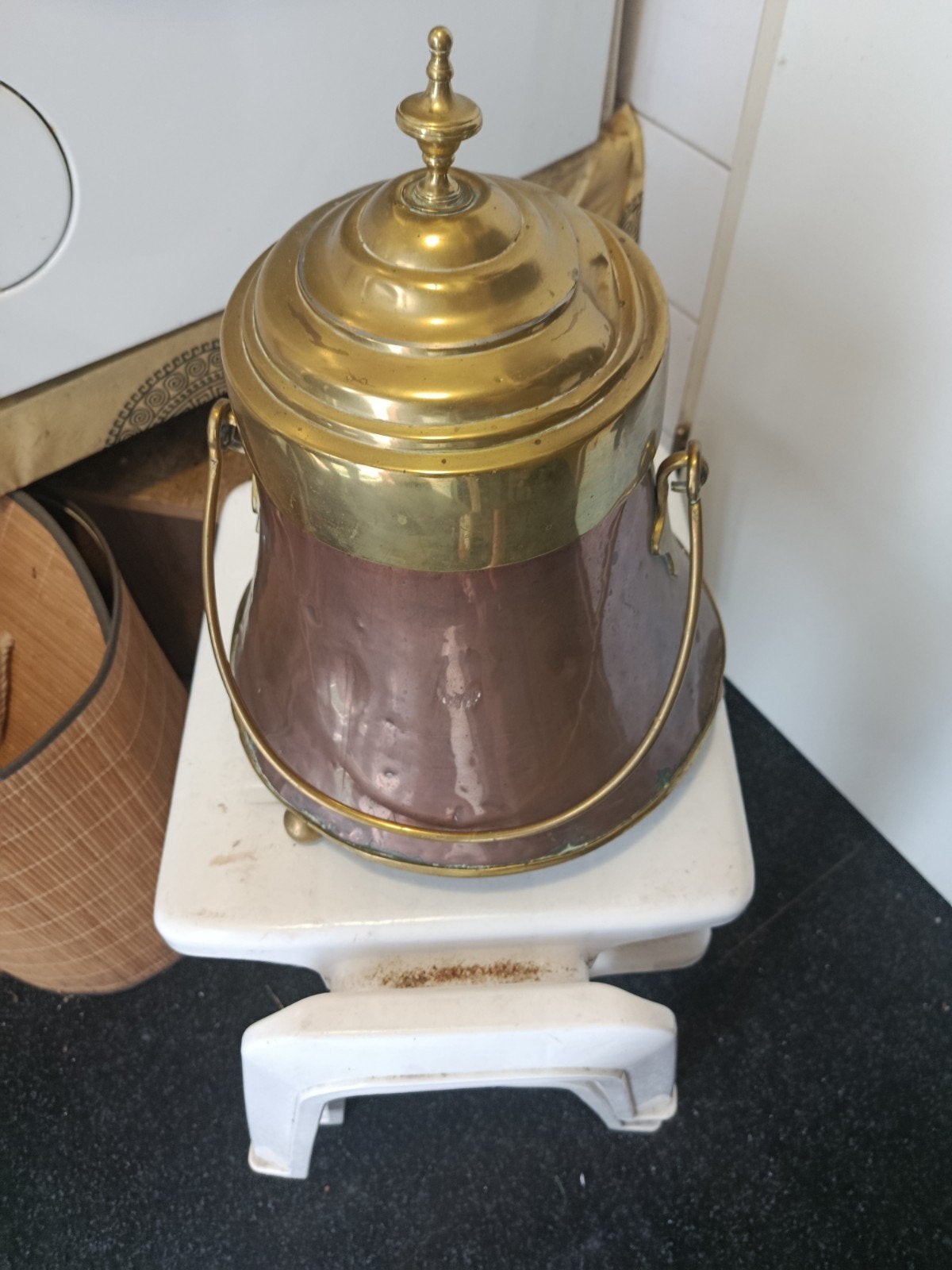 Antieke koperen pot met messing deksel en decoratie, Antiek en Kunst, Antiek | Koper en Brons, Ophalen of Verzenden
