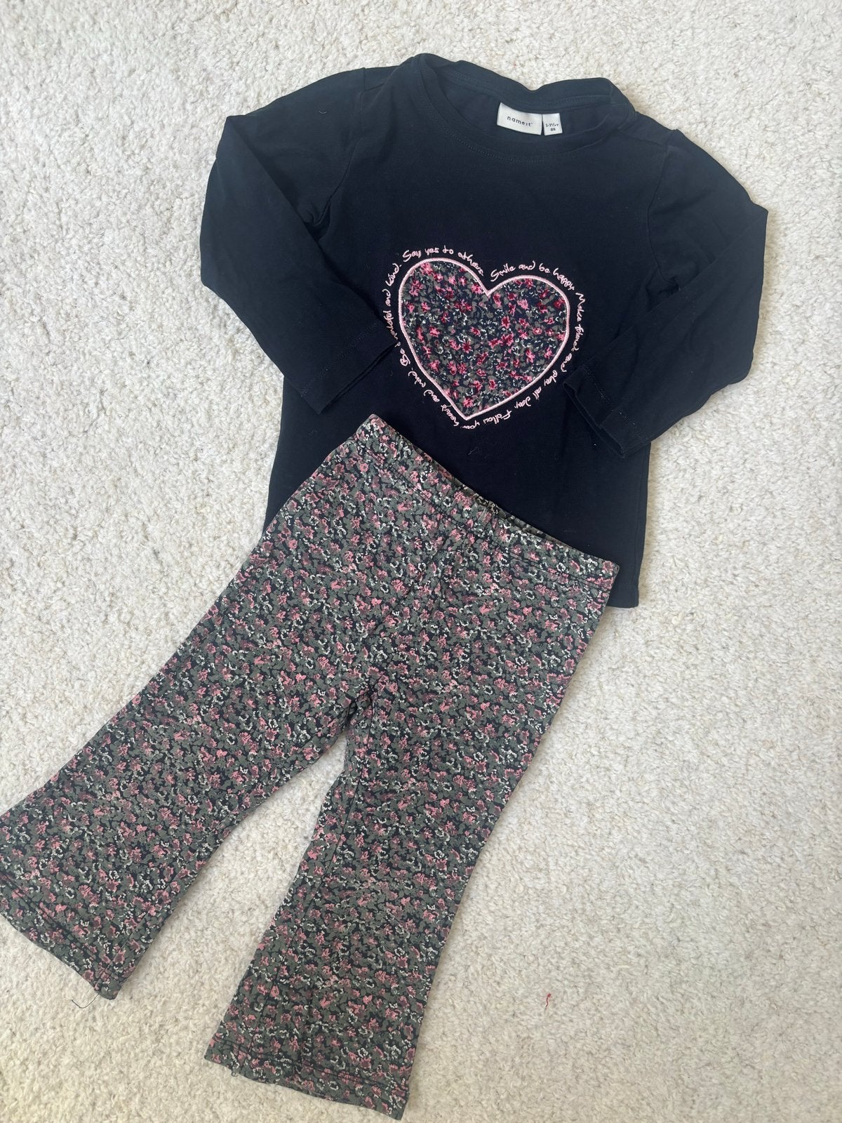 Leuke set: shirt met hart en bloemenbroekje (maat 98), Kinderen en Baby's, Babykleding | Maat 86, Ophalen of Verzenden, Gebruikt