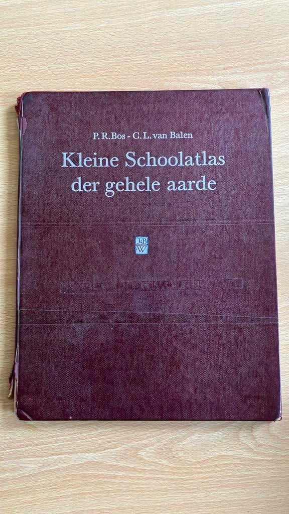 Kleine schoolatlas der gehele aarde, Boeken, Atlassen en Landkaarten, Gelezen, Overige atlassen, Ophalen of Verzenden, 1800 tot 2000
