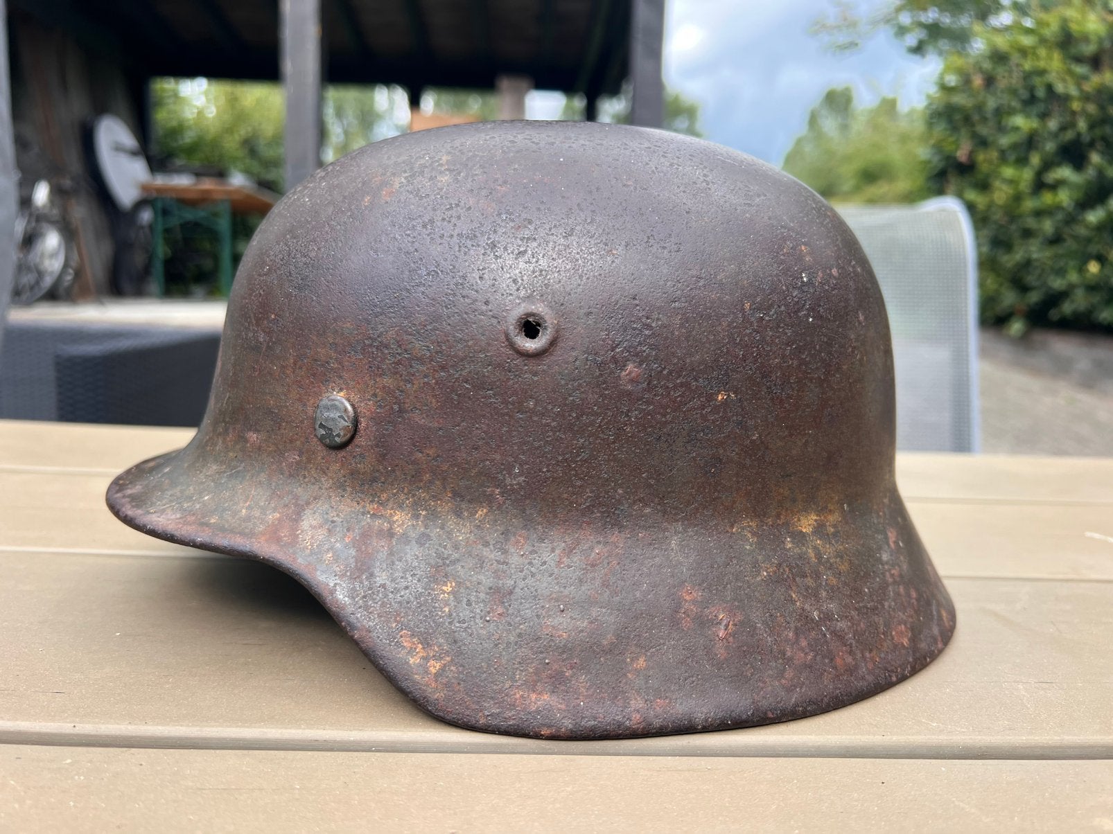 Duitse helm xx camo schuurvondst Normandië, Ophalen of Verzenden, Duitsland, Helm of Baret