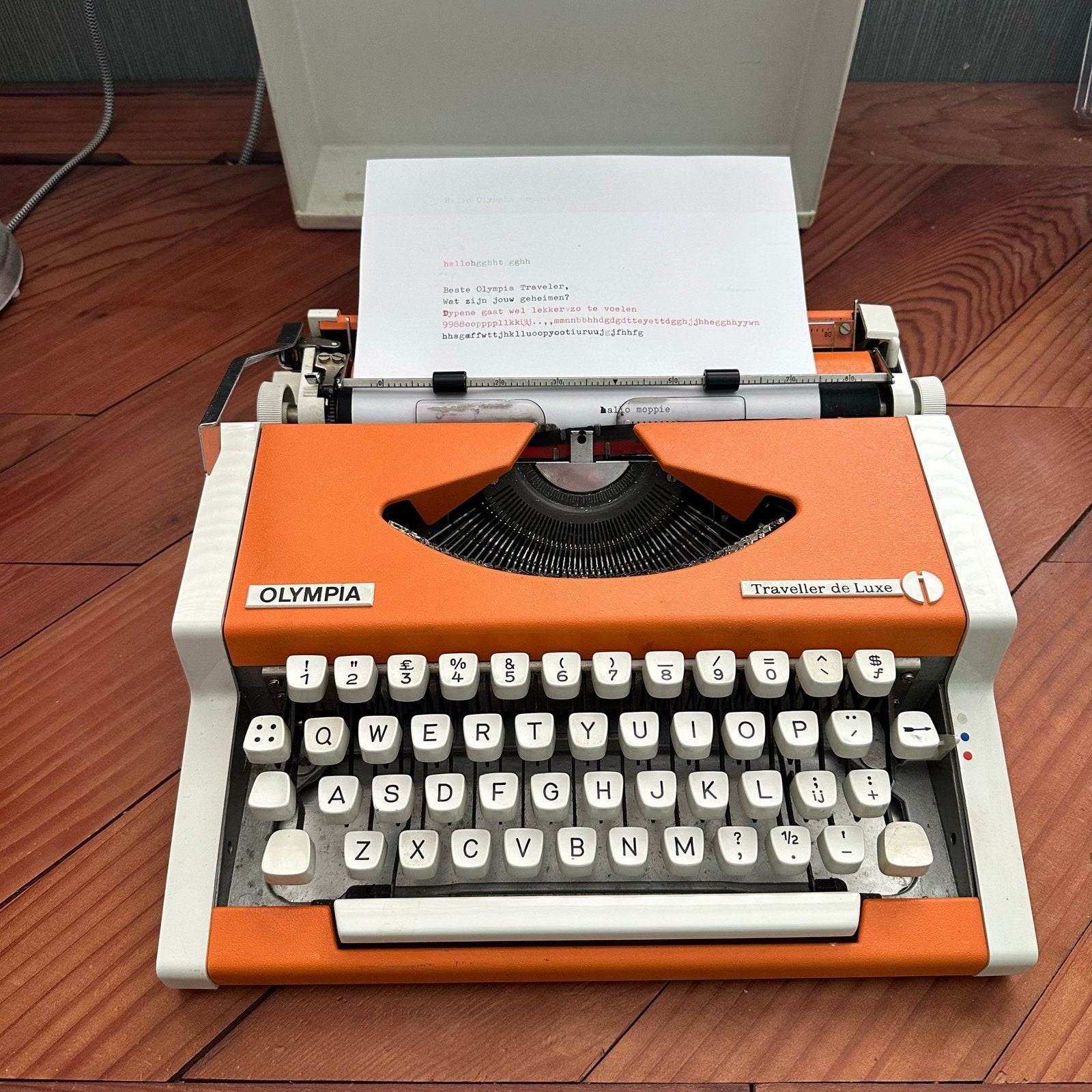 Typemachine Olympia traveller de luxe werkend oranje, Diversen, Ophalen of Verzenden, Zo goed als nieuw