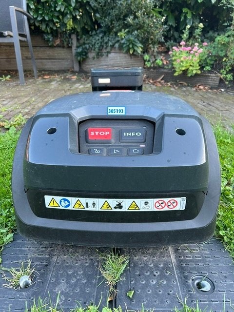 Robot maaier, 1 jaar oud, Ophalen, Zo goed als nieuw, 20 tot 25 cm, Bestuurbaar via app