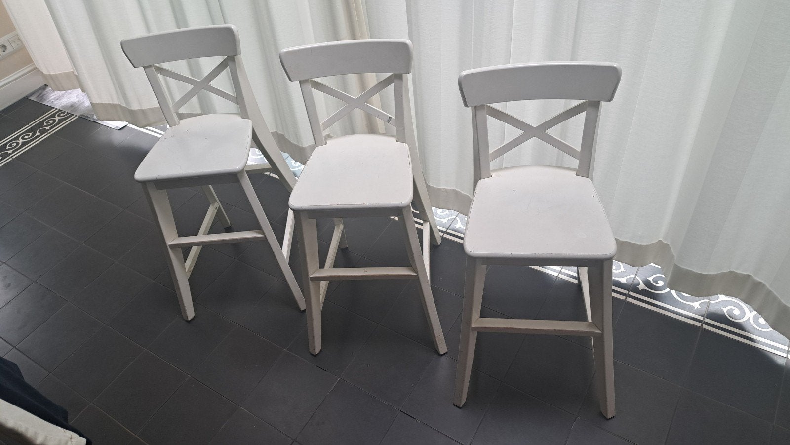 Set van 3 witte houten barkrukken - stoelen Ikea, Huis en Inrichting, Barkrukken, Ophalen, Gebruikt, Met voetsteun, 3 krukken