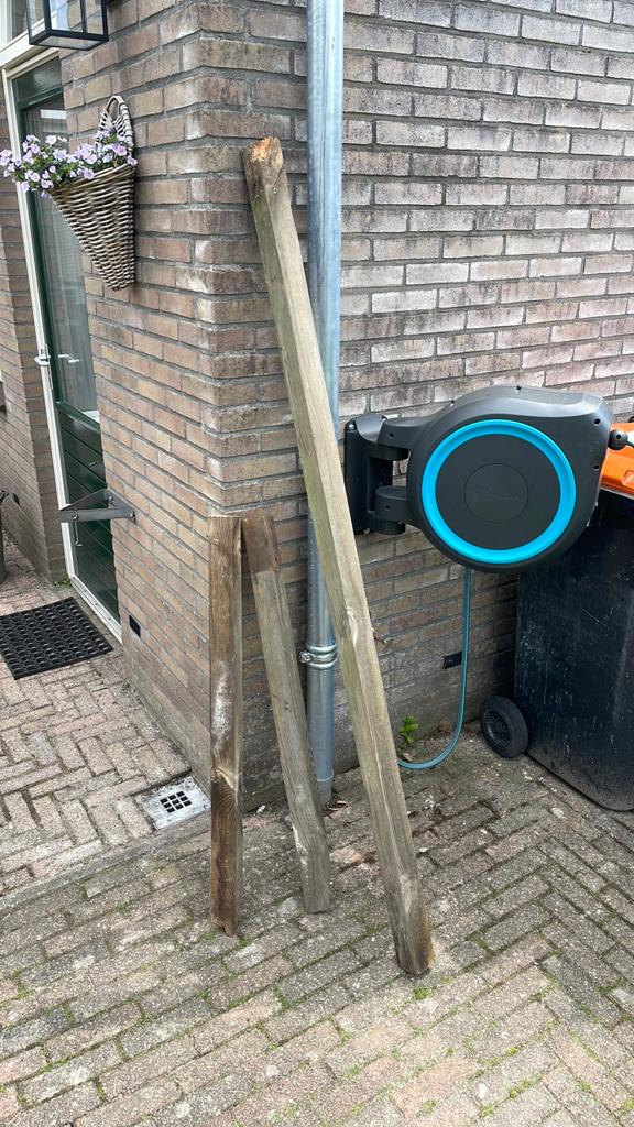 Gratis schuttingpaal/brandhout, Ophalen, Zo goed als nieuw, Minder dan 180 cm, Planken