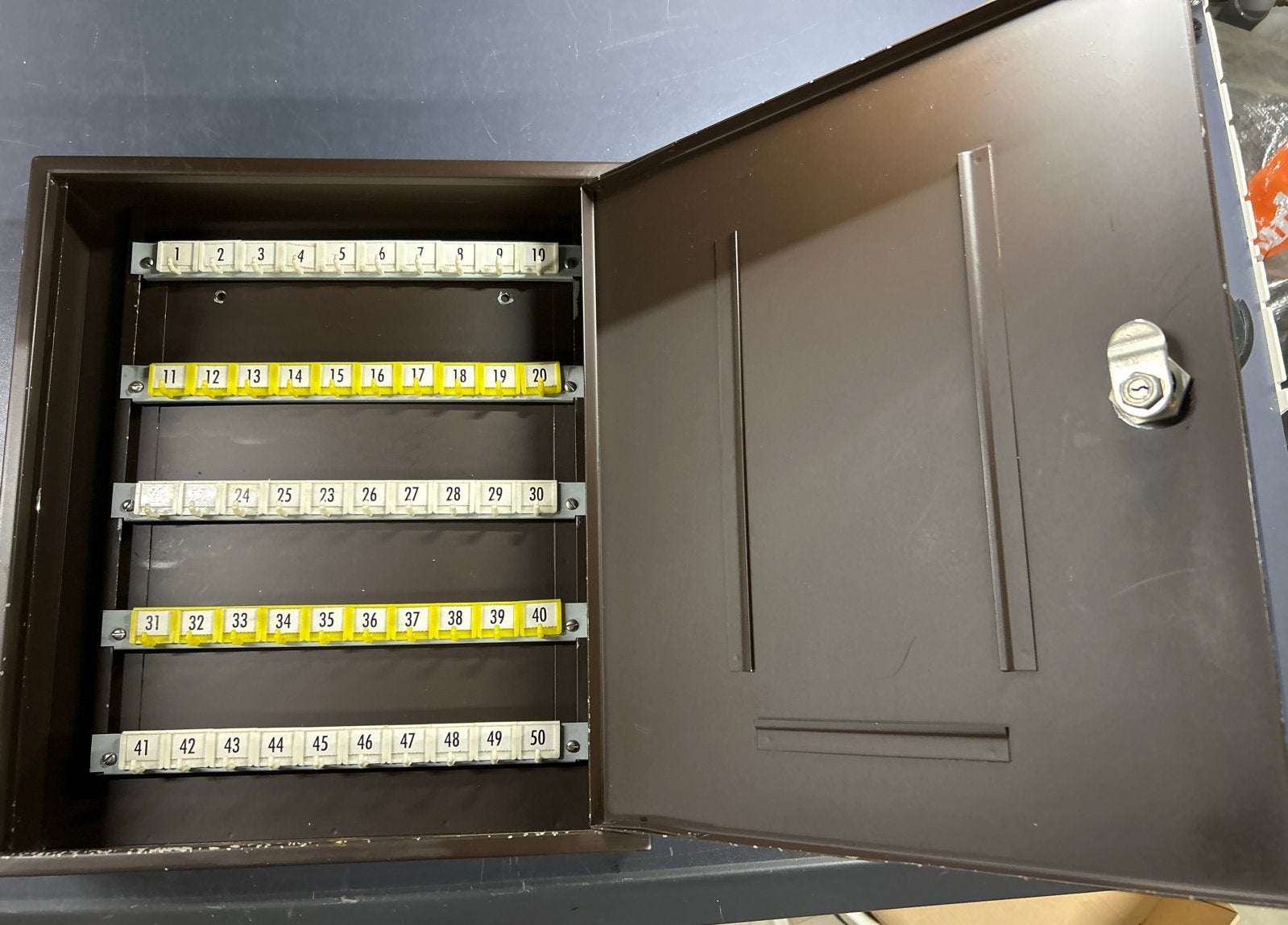 Metalen Sleutelkast 50 Posities - 37x42x8cm, Ophalen of Verzenden, Gebruikt, Bruin, Metaal