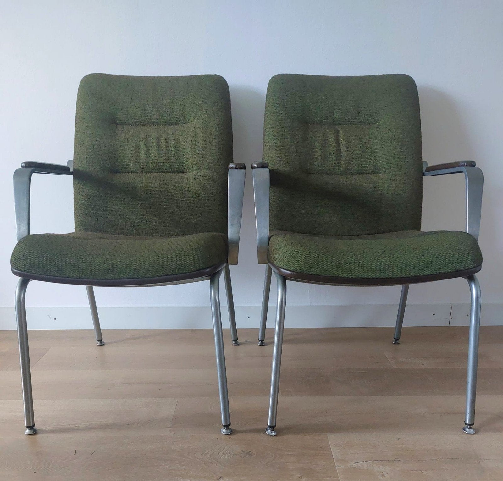 Set van 2 vintage groene stoelen met armleuningen, Verzamelen, Retro, Ophalen, Huis en Inrichting