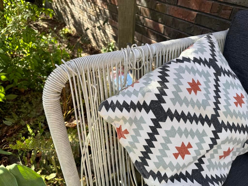 Gratis Witte loungebank met grijze kussens - 3-persoons, Kunststof, Gebruikt, Driepersoons, 75 tot 100 cm