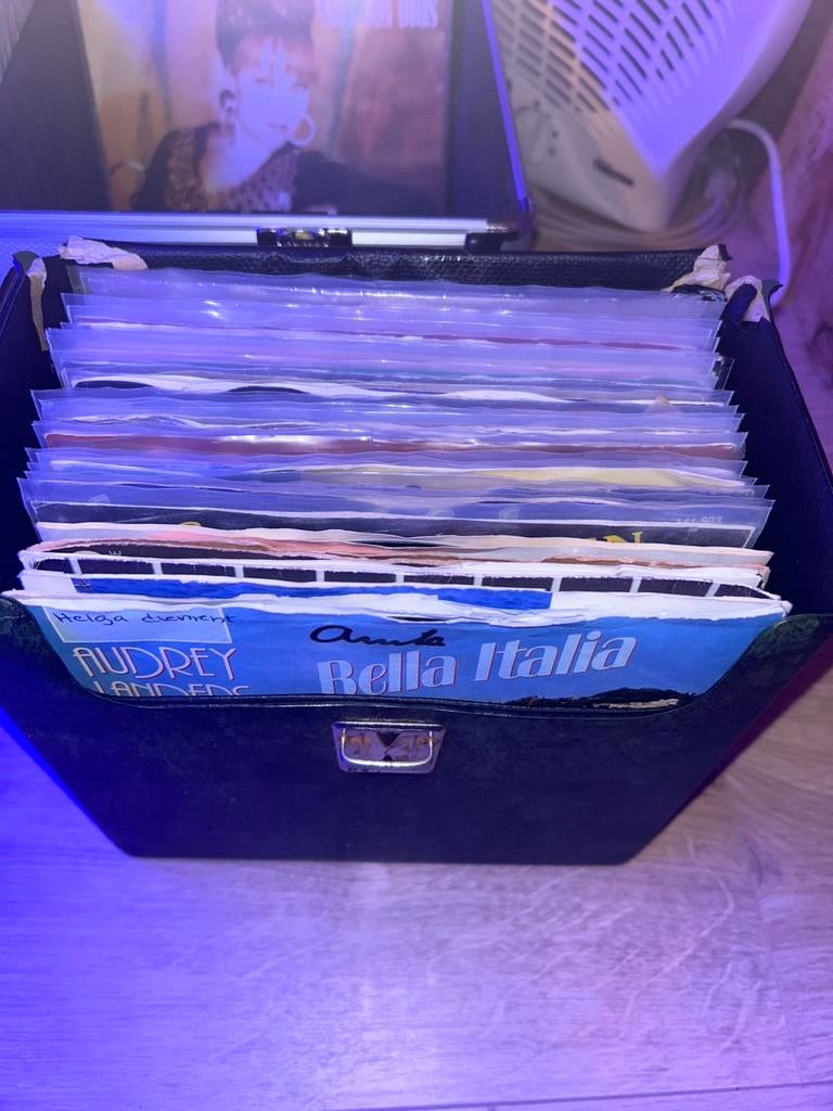 Koffertje met vinyl, 7 inch, Single, Ophalen of Verzenden, Zo goed als nieuw