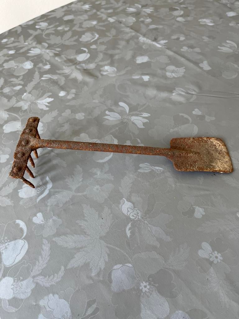 Antiek Roestige handhark met schepje, Ophalen of Verzenden, Gebruikt, Hark