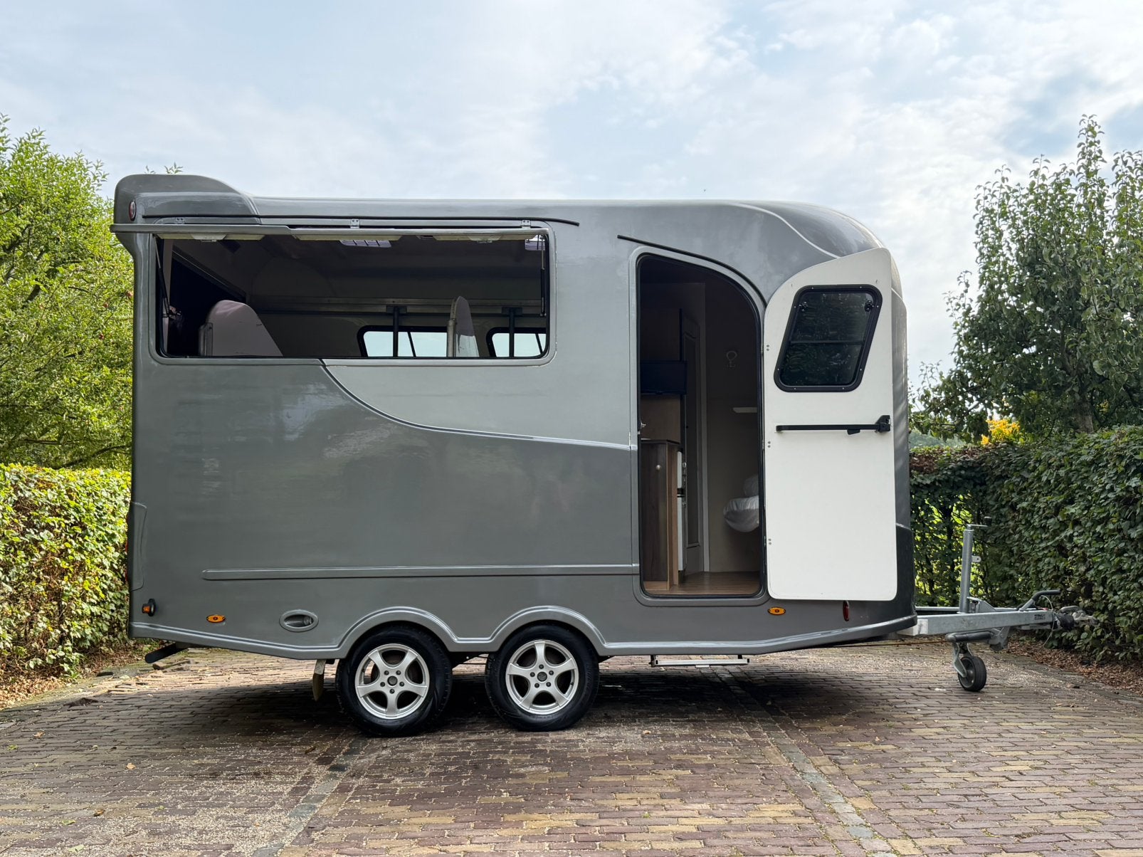Zeer mooie 3 paards steinsberger met luxe living, Ophalen, Info@ttpaardentrailers, Zo goed als nieuw, TT paardentrailers