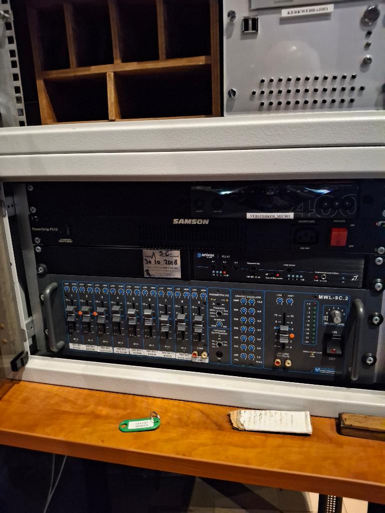 Geluidsversterker-set voor kerk of andere grote ruimtes, Audio, Tv en Foto, Versterkers en Receivers, Gebruikt, 120 watt of meer