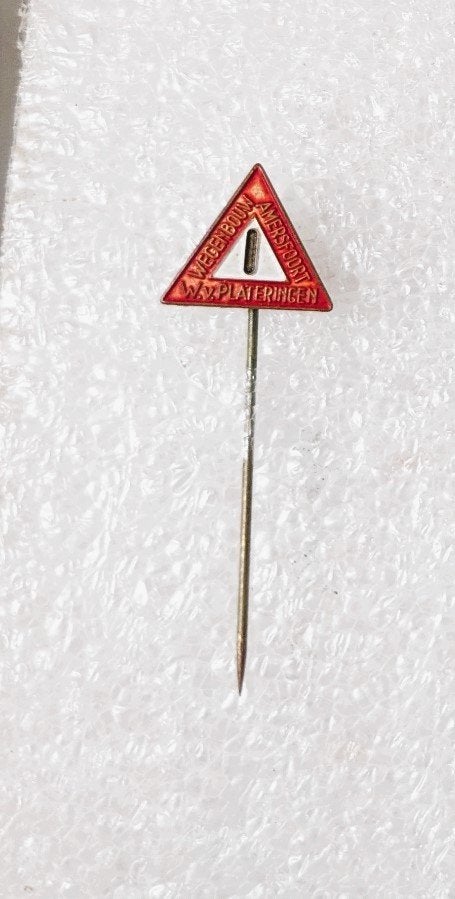 volmetaal speld W, van Plateringen wegenbouw, Amersfoort, Verzamelen, Speldjes, Pins en Buttons, Ophalen of Verzenden, Overige onderwerpen