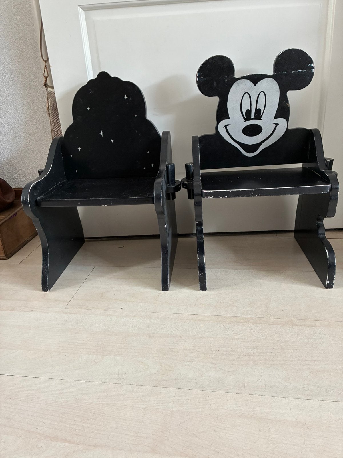 Twee mooie stoeltjes voor kinderen mickey mouse zwart, Kinderen en Baby's, Kinderkamer | Tafels en Stoelen, Ophalen of Verzenden