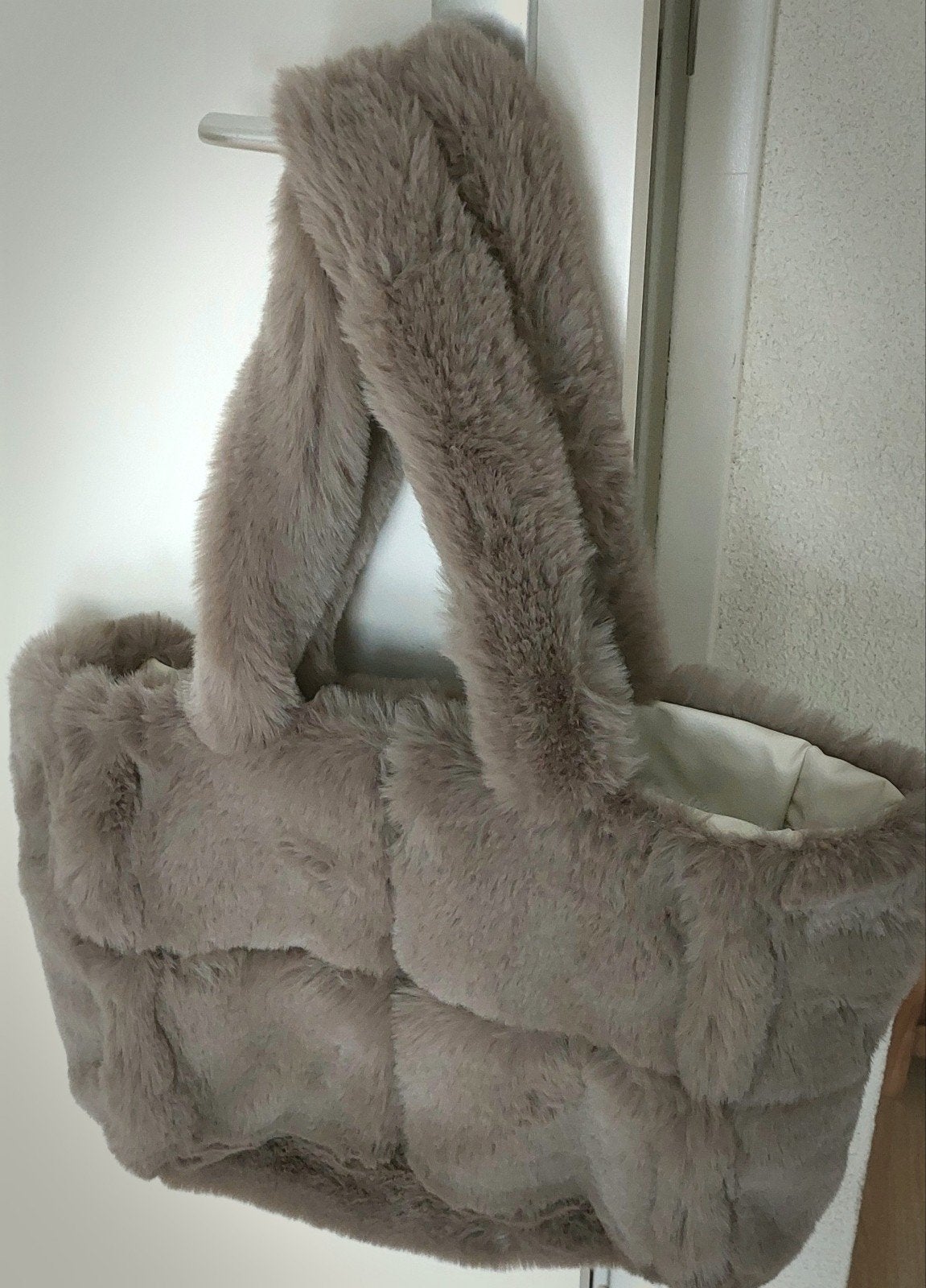 Hele Mooie Casual Beige Imitatie Bont Tas - NIEUW!, Sieraden, Tassen en Uiterlijk, Tassen | Damestassen, Ophalen, Nieuw, Beige