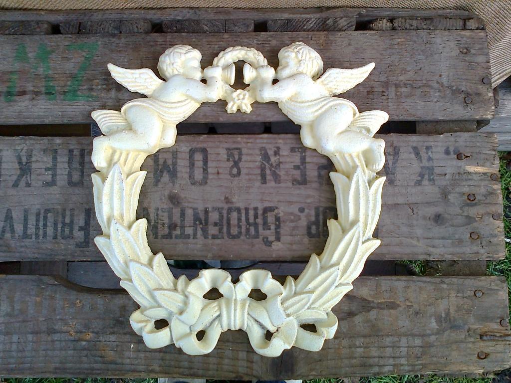 Mooie decoratieve Engelen Krans, crème wit, bruin, gietijzer, Tuin en Terras, Ophalen of Verzenden, Nieuw, Metaal, Engelenbeeld
