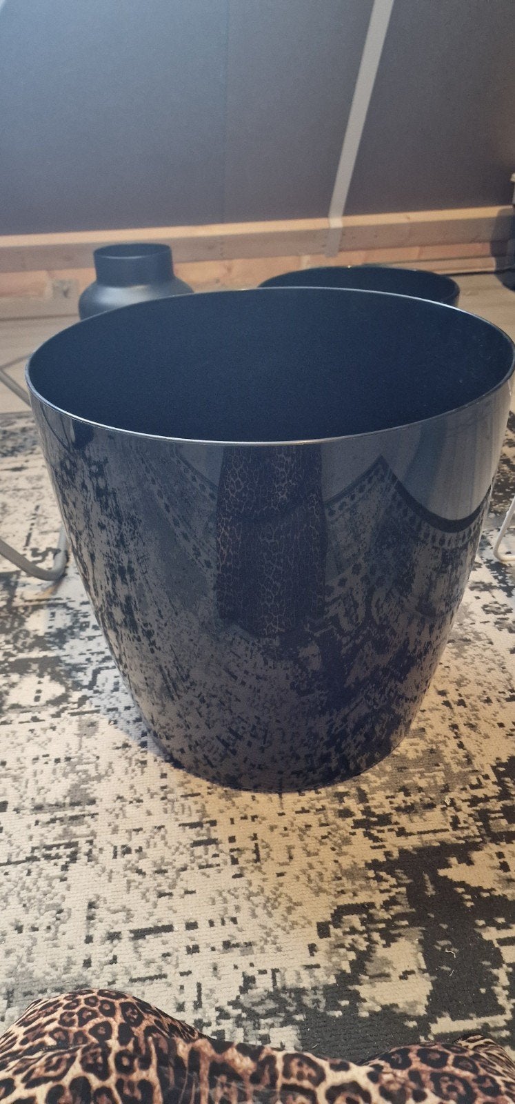 Grote zwarte bloempot met wieltjes, Ophalen, Kunststof, Gebruikt, 40 cm of meer